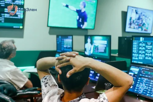Парни делаю ставки на спорт