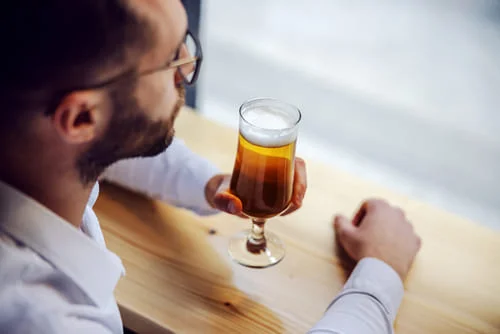 Мужчина выпивает